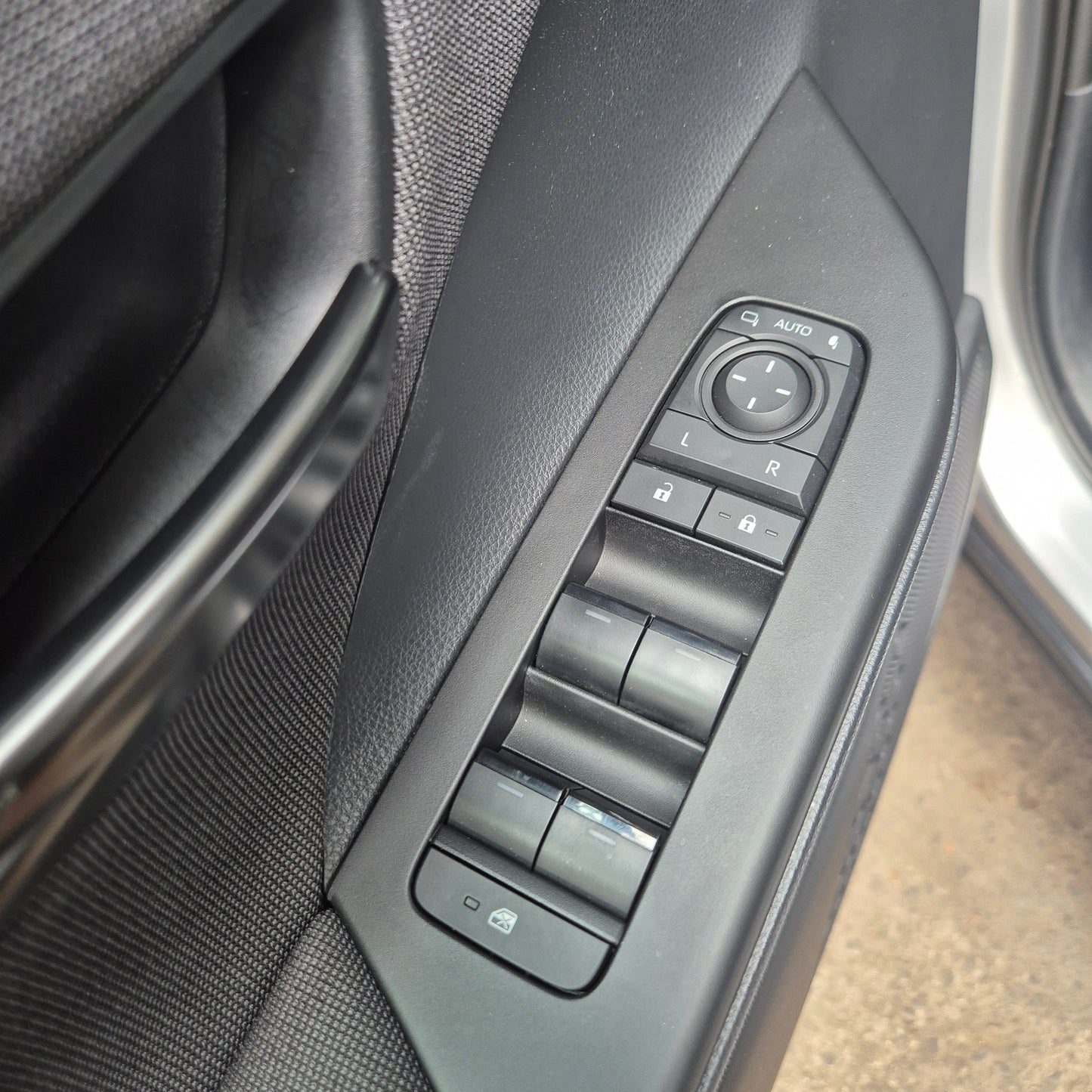 Toyota C-HR Hybrid 1.8 01/2024 12.237km