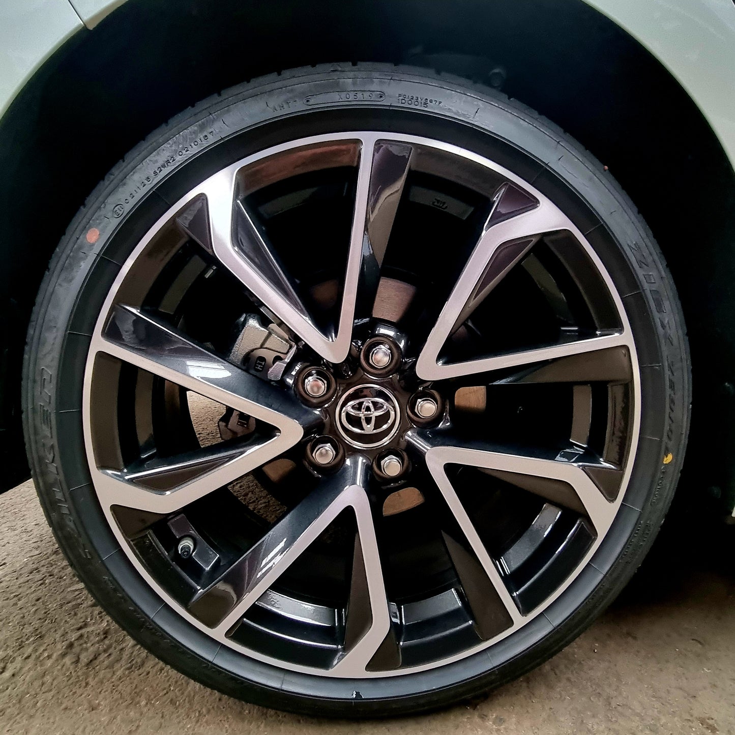 Toyota Corolla Hybride 2.0 10/2019 27.261 km Bi-Tone